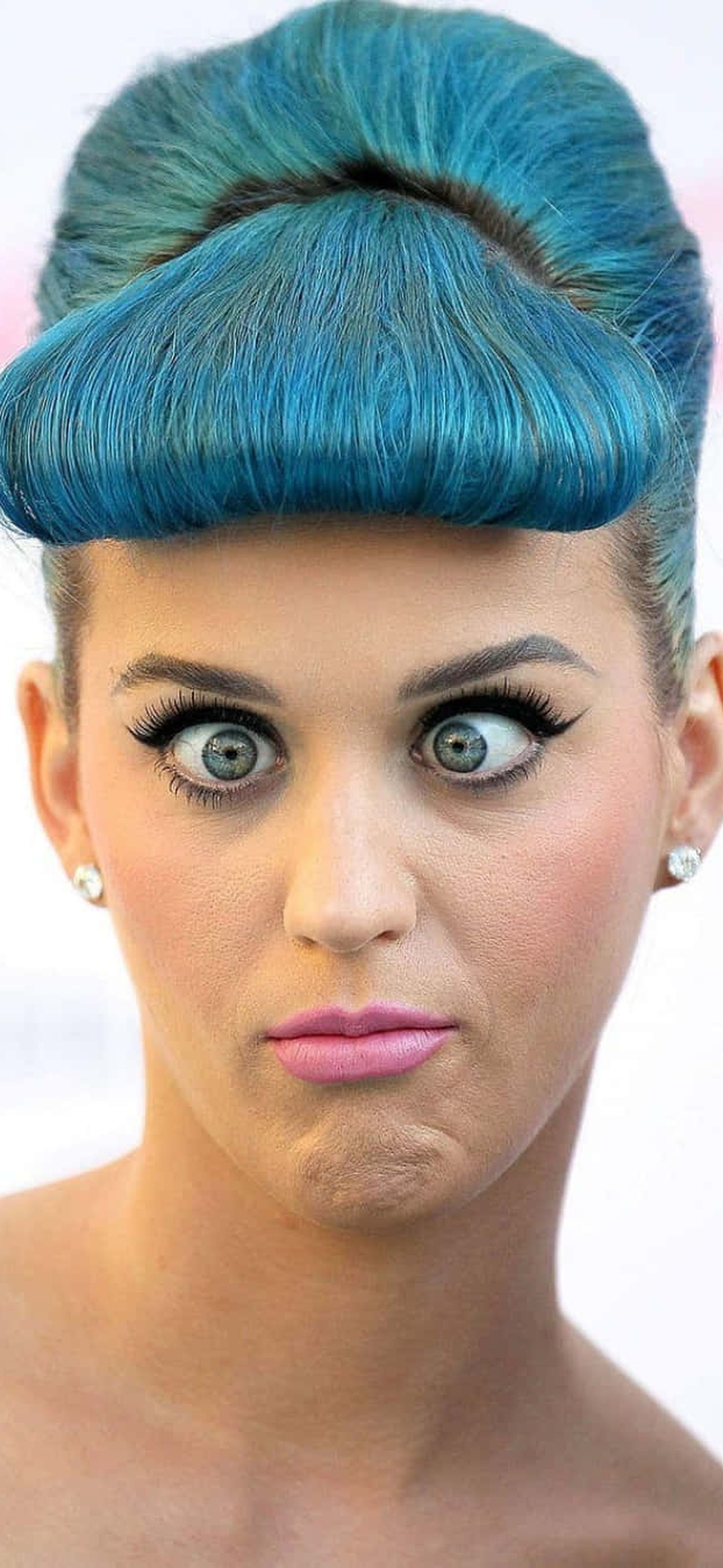 Woman with blue beehive hair and playful facial expression. — Celebrities Wallpaper